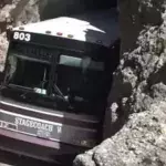 Busfahrer verschätzt sich beim Tunnel. Dann zeigt er seine ganzen Fahrkünste!
