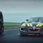 Motorrad liefert sich Verfolgungsjagd mit einem Renault Sport RS 01 der Polizei
