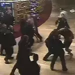 MMA-Kämpfer greift 12 Türsteher im Casino an