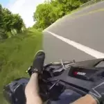 Biker fällt oberkörperfrei vom Motorrad und zeigt seine Verletzungen