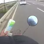 Ein Mopedfahrer erteilt einem Autofahrer eine Lektion in Sachen Benehmen