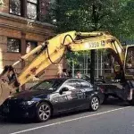 Das Auto hat falsch geparkt: Der Baggerfahrer kennt keine Gnade