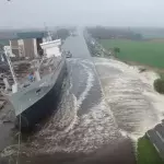 Das Schiff wird zu Wasser gelassen: Doch mit der Welle haben die Schaulustigen nicht gerechnet