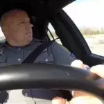Dieser Polizist wird zum 20-jährigen Popsternchen