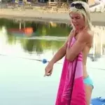 Bikini-Schönheit spielt den Männern am Strand einen fiesen Streich