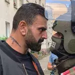 „Flüchtling“ vs. „Abschiebepolizist“: Foto sorgt für heftige Reaktionen im Netz