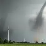 Unwetter in NRW: Tornado rast auf Auto zu