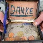 Hartz-IV-Empfänger bettelt und wird vom Jobcenter bestraft