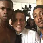 Stinkefinger in aller Öffentlichkeit: Macron macht, was Merkel sich nie trauen würde!