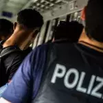 Polizei kontrolliert Flüchtlinge: Eine Sache fällt immer wieder auf!