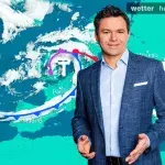 Özden Terli vor der Wetterkarte