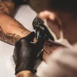 Tattoos und mehr: Merck bezahlt Fachkräften sogar eine künstliche Befruchtung