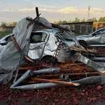 In wurden durch das Unwetter mehrere Autos komplett zerstört