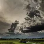 Zum Wochenstart: Deutscher Wetterdienst warnt vor Starkregen und Hitze