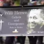 Ein Banner anlässlich der Beerdigung Willi Herrens wird in die Kamera gehalten