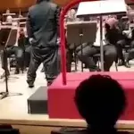 Ein Dirigent verliert seine Hose direkt im Konzert