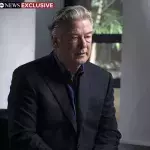 "Ich habe nicht abgedrückt": Unter Tränen blickt Alec Baldwin auf das "Rust"-Drama zurück