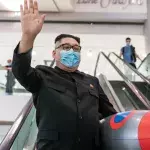 Kim Jong-Un Imitator fährt Rolltreppe runter