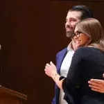 Kimberly Guilfoyle umarmt ihren Freund Donald Trump Junior