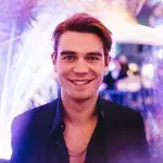 KJ Apa hat einen Splitter im Auge