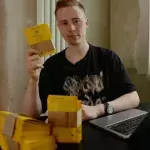 Marvin Wildhage mit leeren Impfpässen