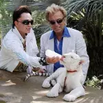 Siegfreid und Roy mit einem von ihren berühmten weißen Tigern
