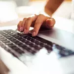 Am Laptop kann man sich ganz einfach zum Impfen anmelden