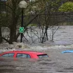 Autos stehen unter Wasser
