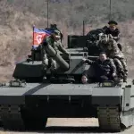 Tochter von Kim Jong-un fährt bei einer Militärübung einen Panzer