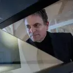 Der Gründer von CureVac, Ingmar Hoerr, begutachtet ein Stück DNA