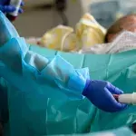 EIn Arzt kümmert sich um einen Corona-Patienten in der Uniklinik Leipzig