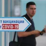 Ein Schild zeigt auf ein Covid-19-Impfzentrum in Ivanovo bei Moskau
