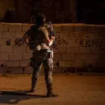 Ein türkischer Polizist der "Polis Özel Harekât Dairesi" vor einem Safehouse 2021 in Van, Türkei