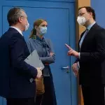 Experten in eine Unterhaltung vertieft
