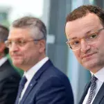 Jens Spahn, Lothar H. Wieler und Ralf Franke bei einer Pressekonferenz des Robert Koch Instituts in Berlin am 18. Juni 2021