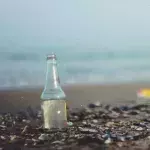 Migrant:innen sollen Müll am Strand aufsammeln
