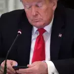 Trump sitzt am Handy