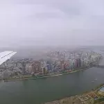 Aus einem Flugzeug heraus dreht er heimlich ein Video von der nordkoreanischen Hauptstadt
