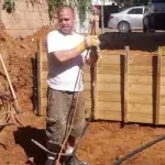 Er träumt von einem Pool im Garten, sie will einen neuen Rasen: Seine Lösung ist genial!