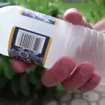 Er hält eine Flasche mit flüssigem Wasser in der Hand. Mit einem Trick gefriert es binnen Sekunden zu Eis!