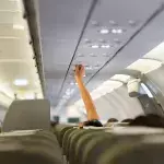 Die Klimaanlage ist im Flugzeug stets auf ein Maximum gestellt
