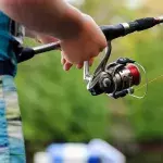 Angler mit ungewöhnlichem Fischfang
