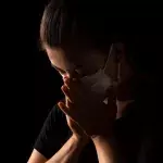 Asian women wear a mask to protect against the corona virus