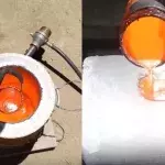 Er gießt geschmolzenes Kupfer auf einen Eisblock. Dann geht das Experiment nach hinten los