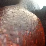 Die Kamera fällt in die glühende Lava. Dann taucht sie wieder auf und hat alles gefilmt