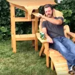 Er baut sich einen Bier-Liegestuhl