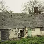 Eine alte Frau hat dieses Haus für immer verlassen. 13 Jahre später entdeckt ein Fotograf sein Inneres