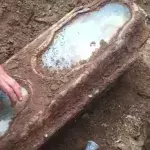 Im Hausfundament: Sarg enthält die Leiche eines kleinen Mädchens