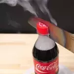 Mann erhitzt scharfes Messer mit einem Schweißbrenner: Was dann mit der Cola-Flasche passiert, ist der Hammer!