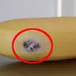 Sie will eine Banane essen und macht dabei eine erschreckende Entdeckung